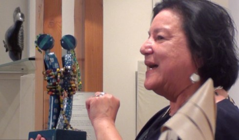 Christine Sioui-Wawanoloath au vernissage de l’exposition « Masques, dessins et autres esprits rieurs » à la Guilde canadienne des métiers d’art